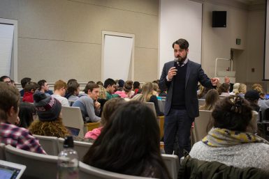 Michael Kruse, senior staff writer for POLITICO, spoke to professor of practice Tom French’s MSCH-C204: Behind the Prize class, which hosts prize-winning professional journalists as weekly lecturers.