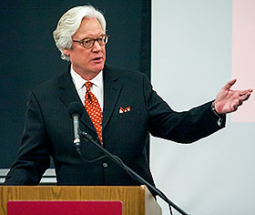 NBC correspondent Bob Dotson talked about his Today Show series, "The American Story," to a packed house Monday evening. His talk was the first of the school's fall Speaker Series. (Photo by Ben Wiggins)