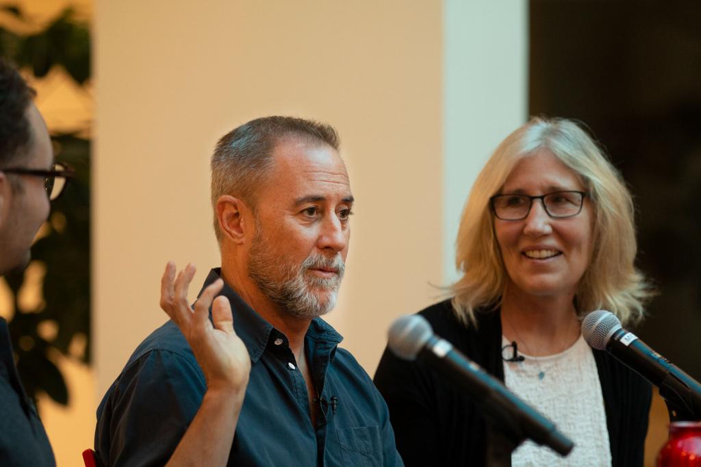 Mike Kelley speaks to an audience in the Franklin Hall commons.