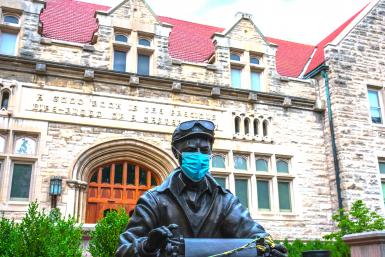 Ernie Pyle statue wearing a mask