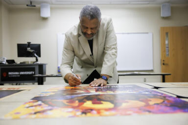 Kevin Willmott signs a poster.